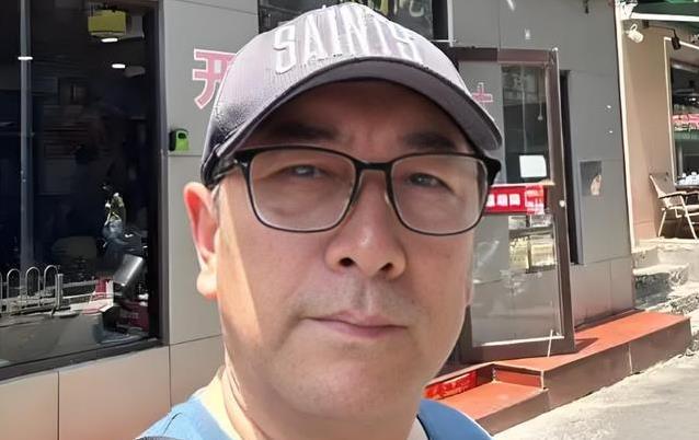 水均益机场亮护照回国，携龙凤胎气质惊艳，七字回应全网沸腾