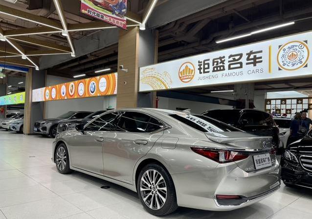 24万捡漏雷克萨斯ES，油耗低到4.2升，准新车值不值？