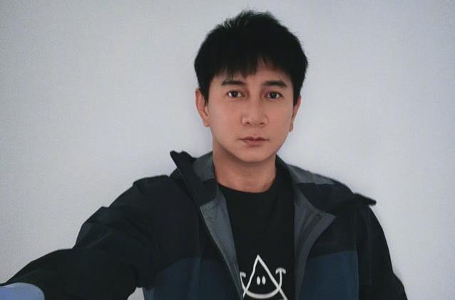 50岁吴奇隆市集被偶遇，生图脸圆皮肤糙，戴婚戒力证婚姻稳固吗