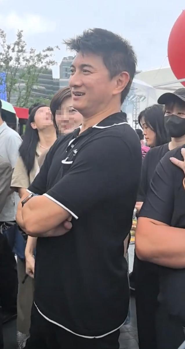 50岁吴奇隆市集被偶遇，生图脸圆皮肤糙，戴婚戒力证婚姻稳固吗