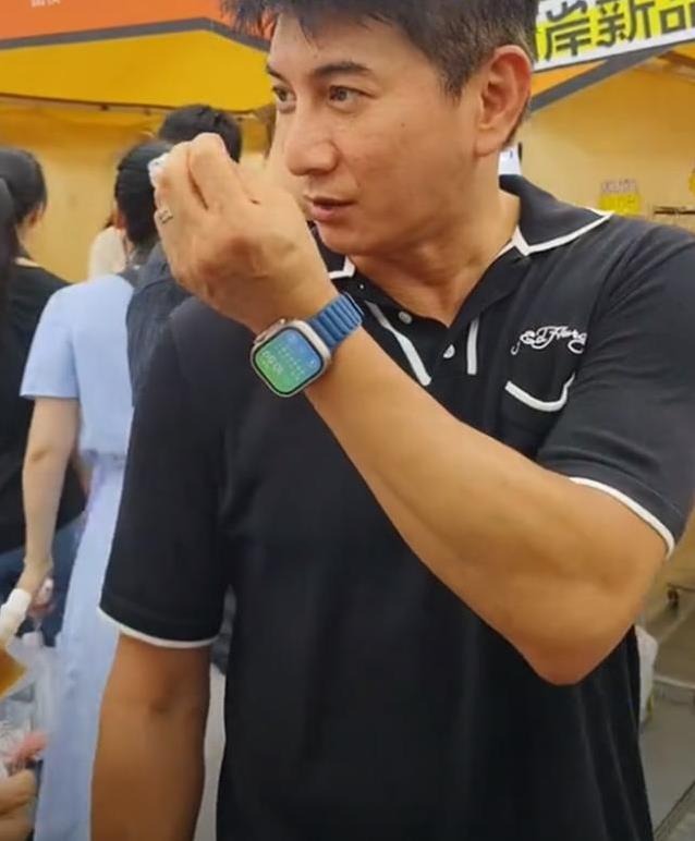 50岁吴奇隆市集被偶遇，生图脸圆皮肤糙，戴婚戒力证婚姻稳固吗