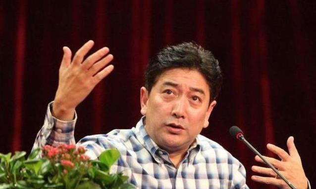 水均益机场亮护照回国，携龙凤胎气质惊艳，七字回应全网沸腾