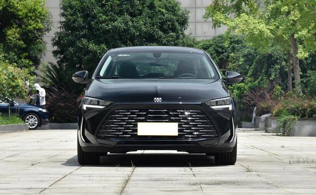 君威降价到10.69万，2.0T动力碾压电车，值不值得买？