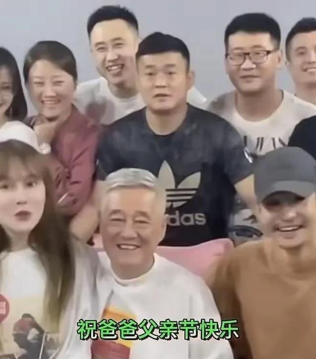 67岁赵本山白发满头，精神却很足，徒弟女儿送祝福暖心