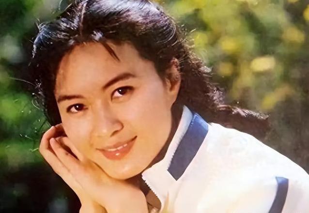 方舒再婚屠洪刚家庭裂痕，她大女儿低调逆袭，妹妹比不上？