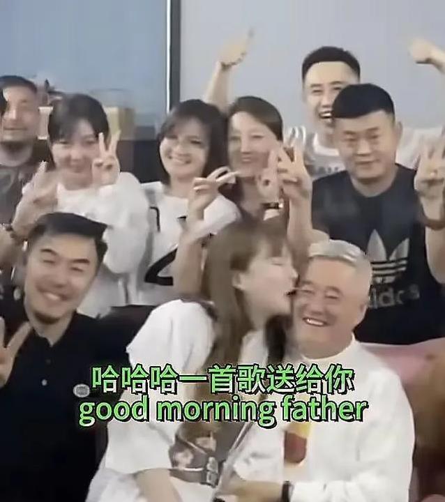 67岁赵本山白发满头，精神却很足，徒弟女儿送祝福暖心