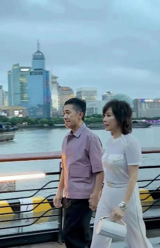 梁朝伟上海社恐跟老婆节奏，刘嘉玲牵手逛外滩，感情甜到爆？