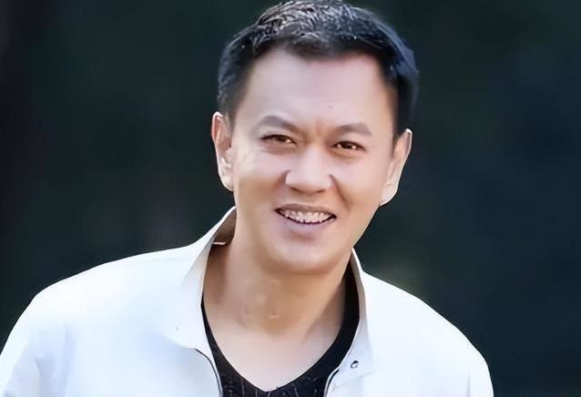 豪车接送却演小配角，他身家亿万为何不争主角？
