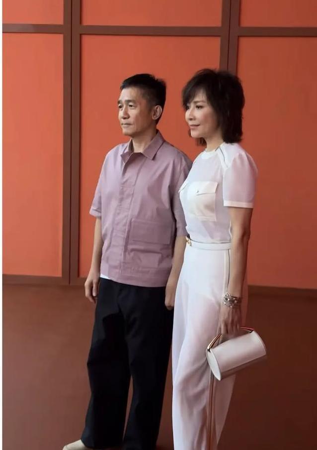 梁朝伟上海社恐跟老婆节奏，刘嘉玲牵手逛外滩，感情甜到爆？