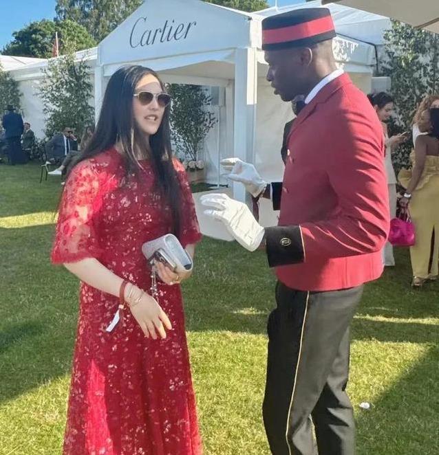 李湘携王诗龄混英国上流派对，华丽礼服抢镜，网友却说像姐妹花