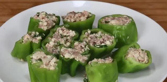 青椒塞满肉馅，简单一蒸秒变下饭神器，你家也能做大厨菜