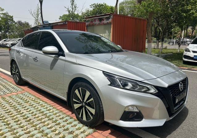 10万买2.0T天籁，配置拉满真省油，车况却藏小秘密？