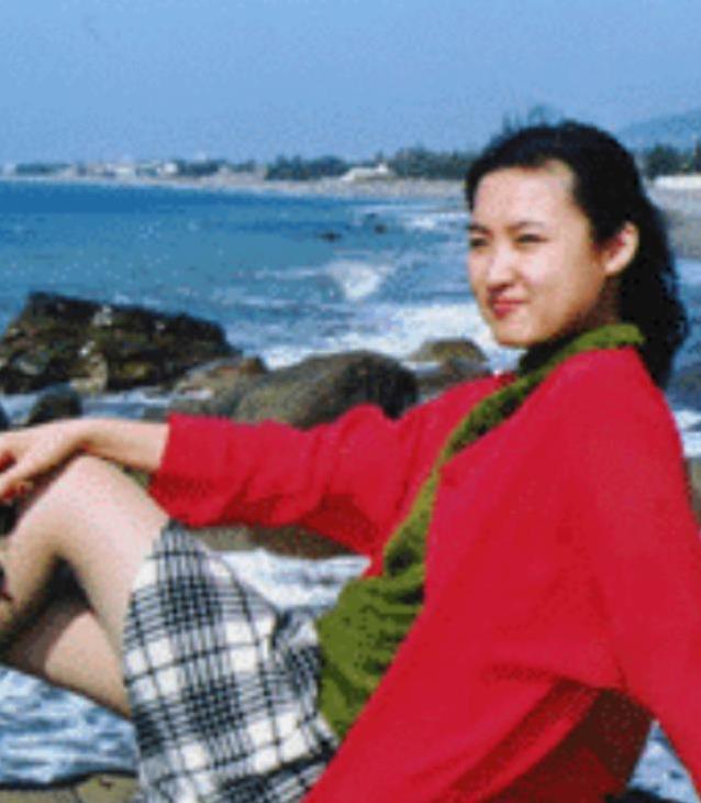 30年零失误主持央视，她低调到没人知，竟是大明星后代？