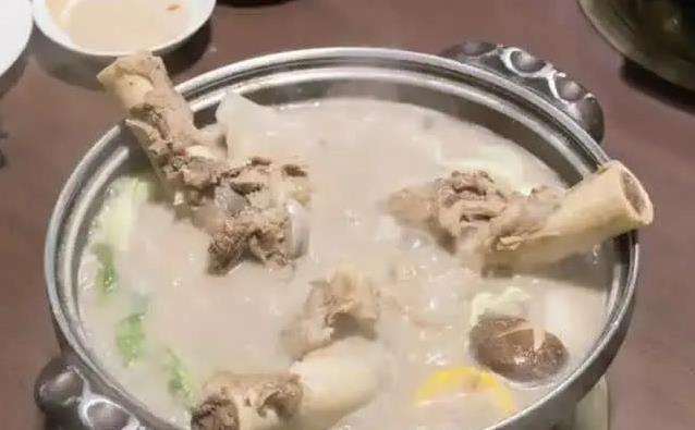 骨头汤这样炖最香，3小时营养全出来，新手也能成大厨