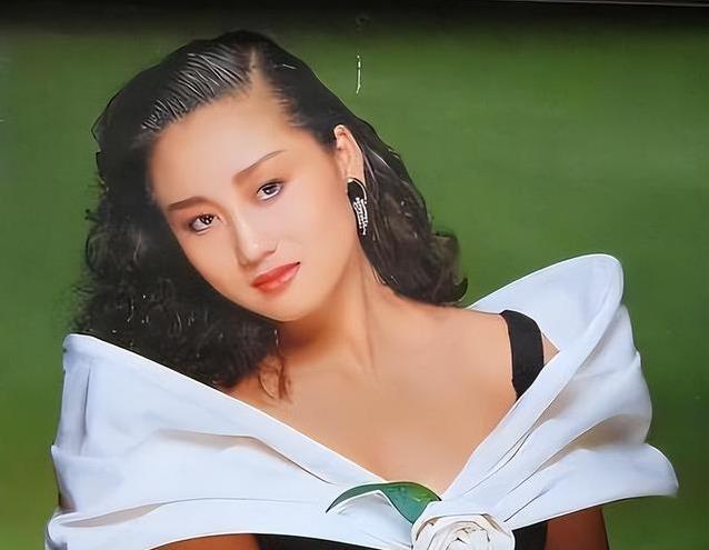 利智20岁赴港逐梦，4男人传闻真相揭秘，她如何成李连杰真爱？