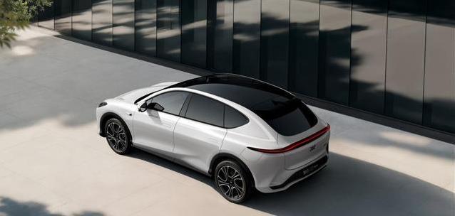 32.99万全配豪车，智己LS7秒杀百万级SUV，值不值？