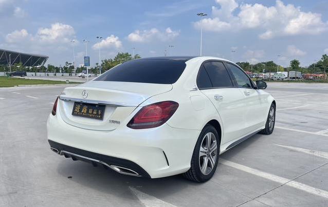 15万入手豪车梦，红色奔驰C260L值不值？车况揭秘