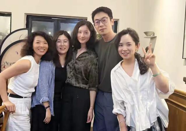 结婚12年零绯闻，朱亚文沈佳妮同框庆生，谣言离婚谁信啊？
