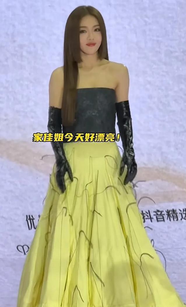 红毯夜惊艳翻场，金晨柔美逆袭，蒋勤勤复古风抢镜谁最佳？