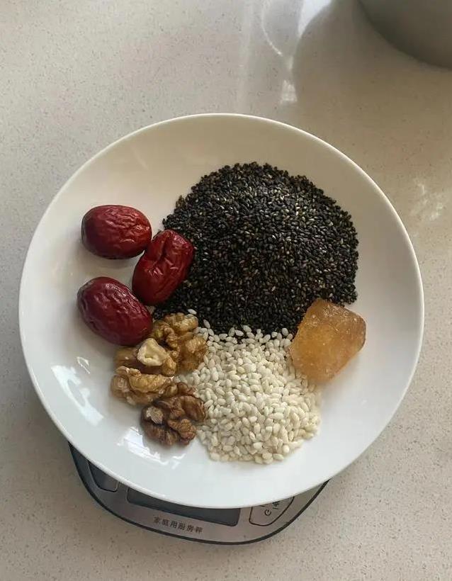 早餐牛奶豆浆都不香，黑芝麻糊补钙6倍，老人小孩抢着喝