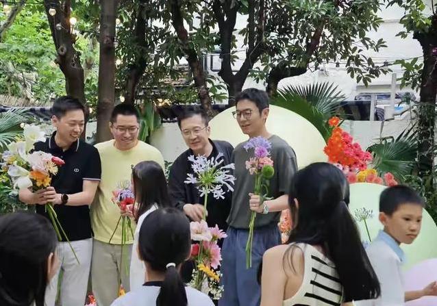 结婚12年零绯闻，朱亚文沈佳妮同框庆生，谣言离婚谁信啊？