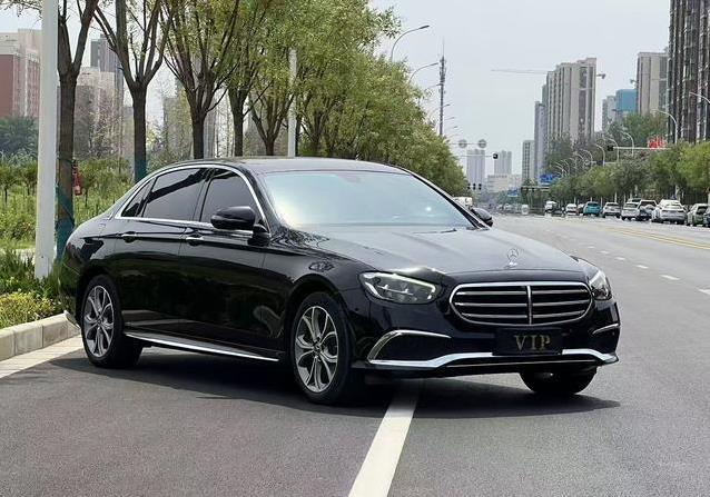 27万买奔驰E级豪车，4.8万公里值不值，内饰磨损藏秘密？