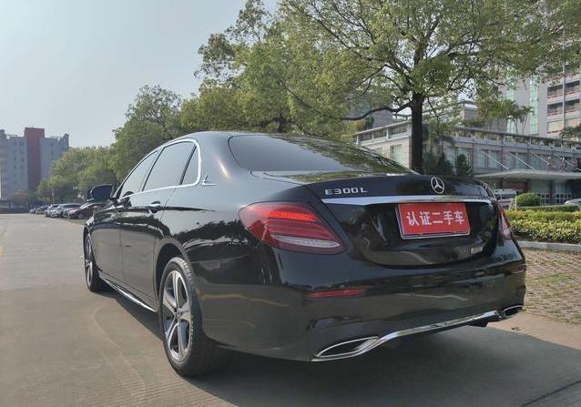 16万入手黑色奔驰E级，7万公里一手车，真能家用商务两开花？