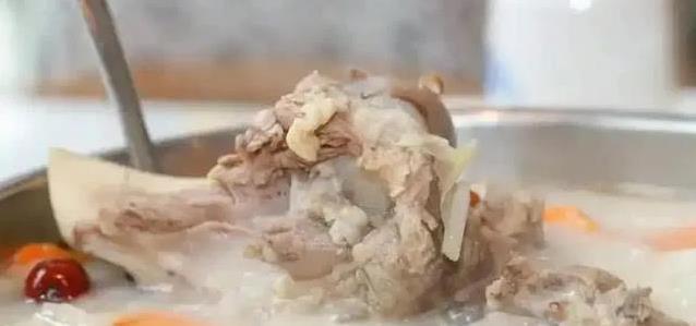 骨头汤这样炖最香，3小时营养全出来，新手也能成大厨