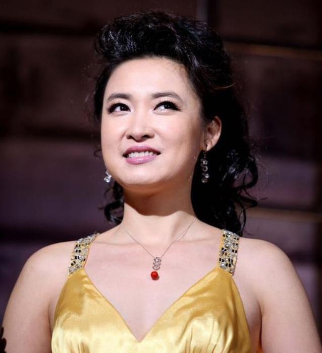 30年零失误主持央视，她低调到没人知，竟是大明星后代？