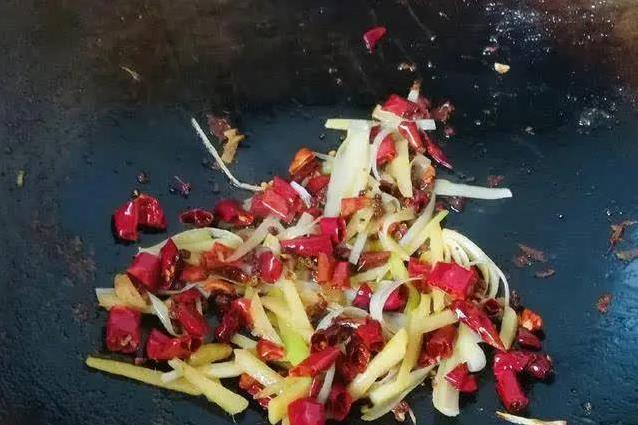 鸡腿从此不红烧，5分钟炸出麻辣香，全家抢光盘子空？