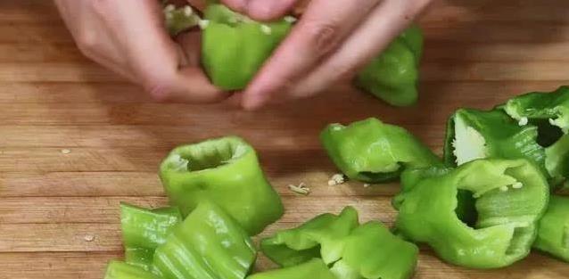 青椒塞满肉馅，简单一蒸秒变下饭神器，你家也能做大厨菜