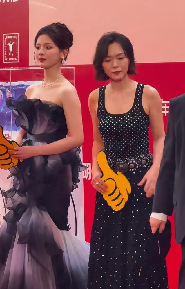 红毯夜惊艳翻场，金晨柔美逆袭，蒋勤勤复古风抢镜谁最佳？