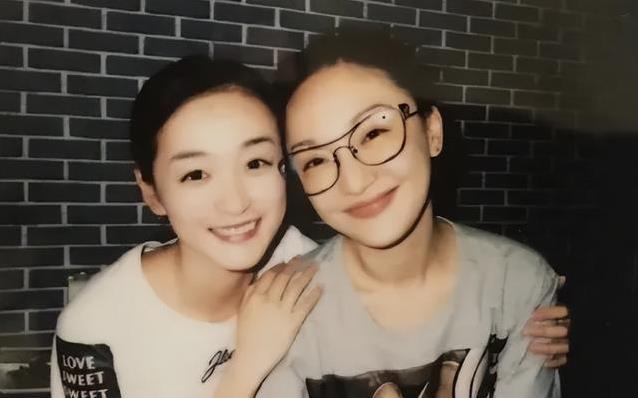 38岁何泓姗貌美如少女，妈妈60岁似姐妹，冻龄秘诀全靠这？