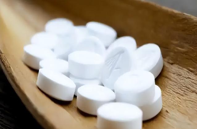 确诊脑梗后坚持3件事，80岁老人活得硬朗，你猜是啥？