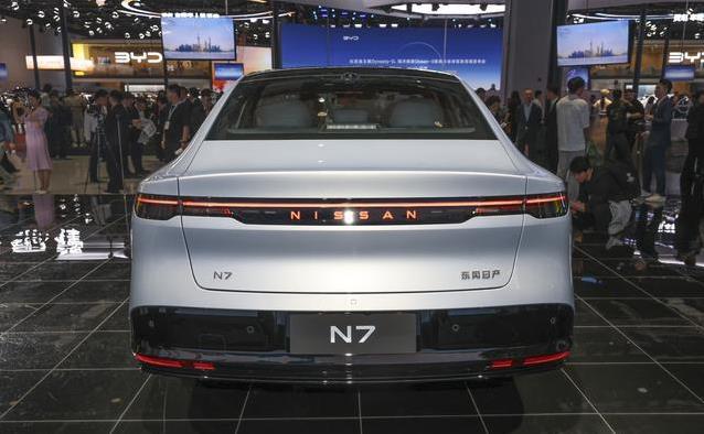 日产N7低价杀入新能源，11.99万起火爆2万单，交付却成难题？