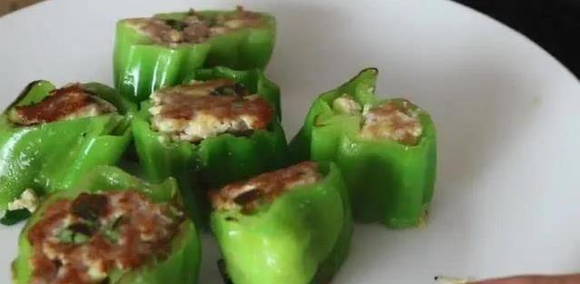 青椒塞满肉馅，简单一蒸秒变下饭神器，你家也能做大厨菜
