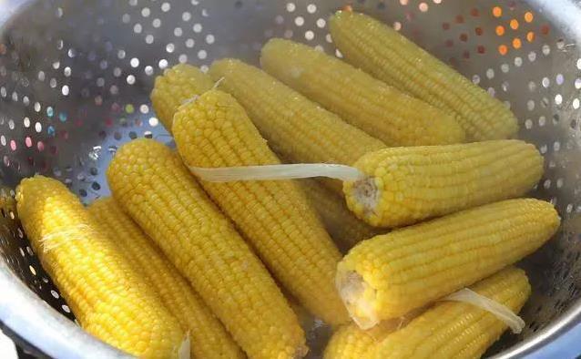 玉米保存有妙招，煮前别全剥壳，香甜营养全留住