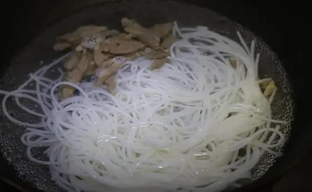 忙碌一天煮碗卤味米粉，10分钟上桌，香到邻居敲门？