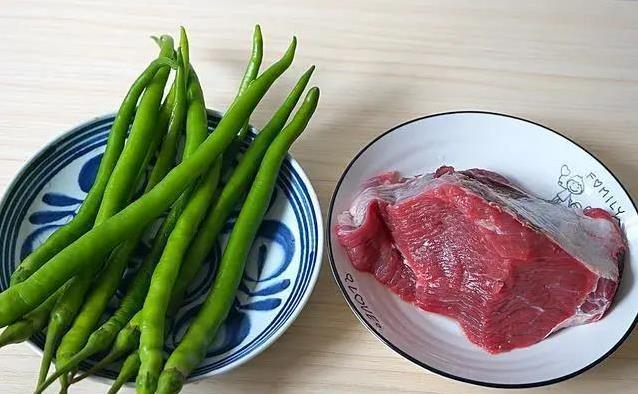 青椒肉丝先炒肉还是椒？顺序错了难怪柴，3步炒出饭店味