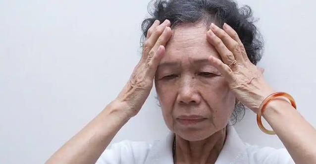夏天洗头越勤越掉发？医生揭秘：4个习惯正在毁头皮
