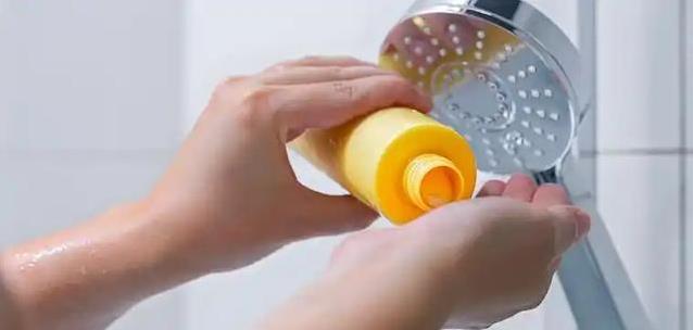夏天洗头越勤越掉发？医生揭秘：4个习惯正在毁头皮