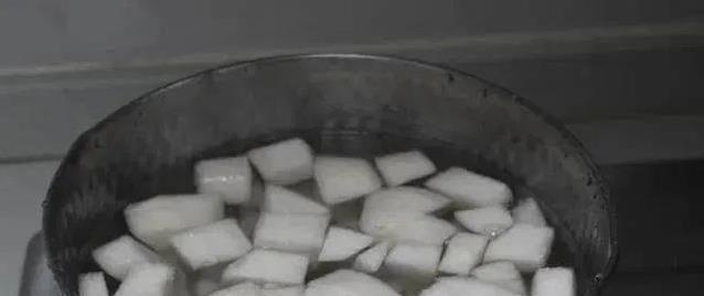 马蹄雪梨煮一锅，30分钟清甜上桌，喝完嗓子都舒服