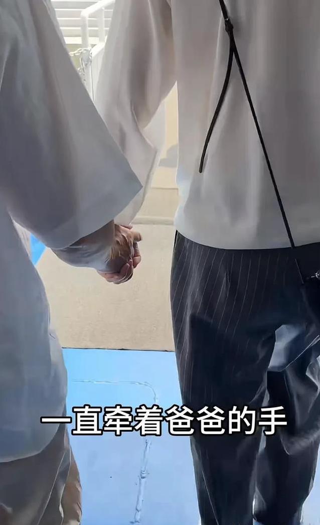 谢娜回四川陪爸妈游乐山，手拉手逛街好温馨，她咋这么孝顺？