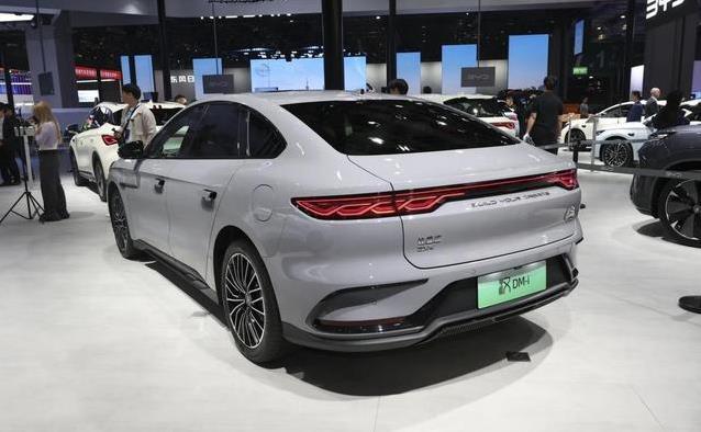 15万买中大轿车，比亚迪汉真香，吉利却成黑马？