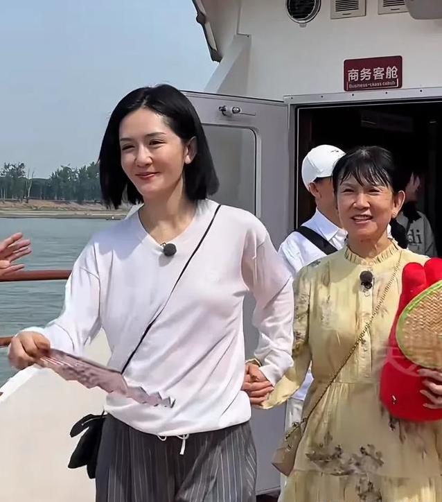 谢娜回四川陪爸妈游乐山，手拉手逛街好温馨，她咋这么孝顺？
