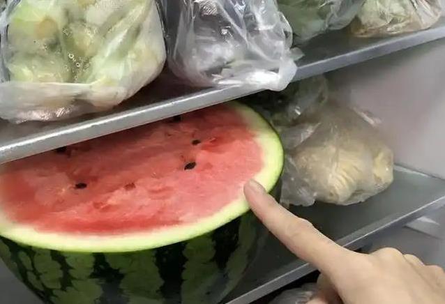 西瓜放一夜就吃坏肚子？医生提醒：保鲜膜没用，3个细节要小心