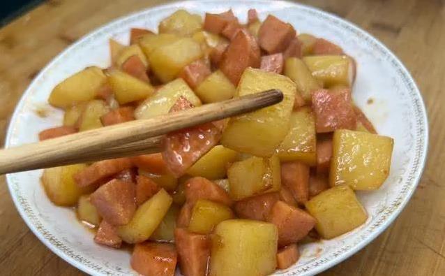 10分钟搞定土豆炖沙拉肠，孩子抢着吃，比红烧肉还香！