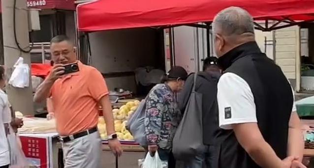 程煜早市逛得欢68岁仍精神，物流大佬付长明拍视频，交情藏多深？