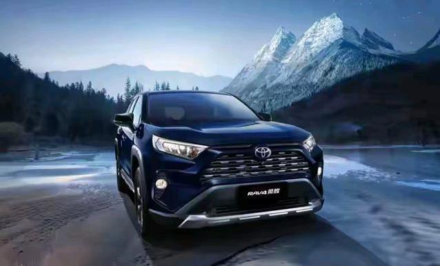13万买RAV4荣放够用吗？混动省油逆天，四驱雪地稳如牛