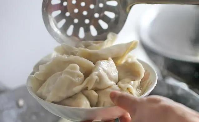 饺子一煮就破皮？奶奶教我这一招，3次加水全家夸